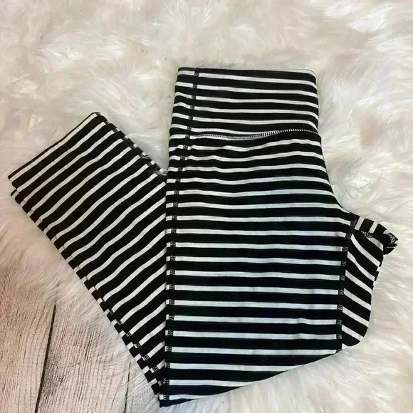 Athleta Cropped Black and White Striped Leggings Size S - Picture 3 of 4